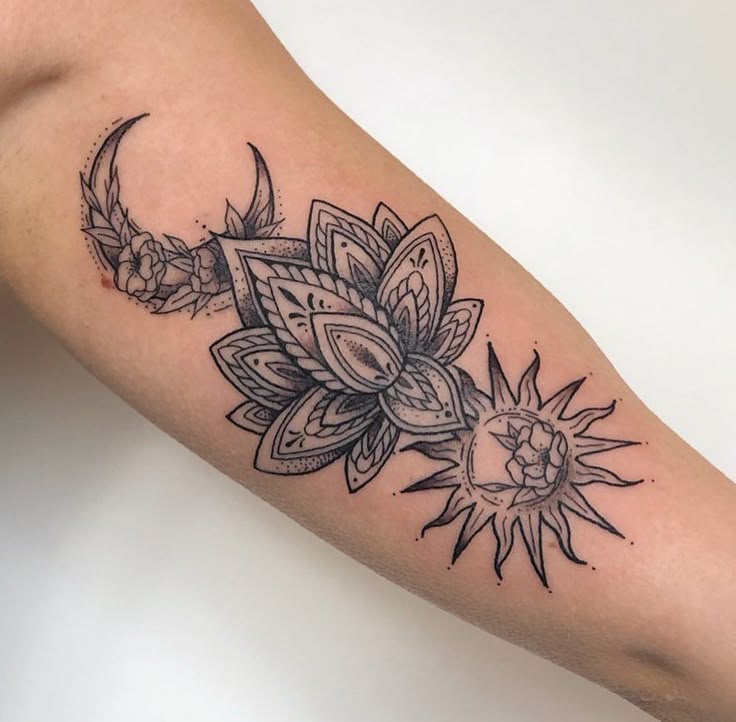 26 Crescent Moon Tattoo Designs 2025: Fine Line, Stencil, Stars, Lotus, Waxing, Waning, American Traditional