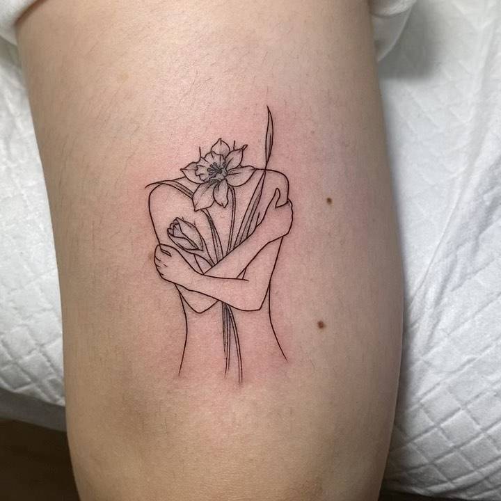 30 Daffodil Tattoo Ideas 2025: Fine Line, Traditional with Name, Birth Flower &#038; Neotraditional Design