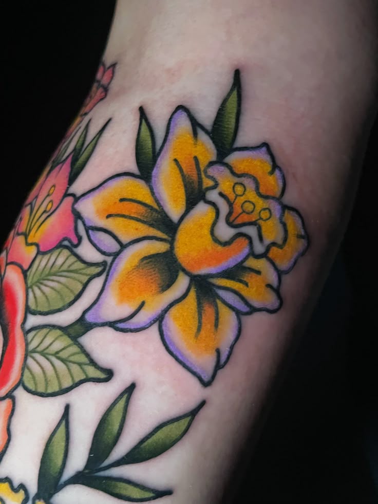 30 Daffodil Tattoo Ideas 2025: Fine Line, Traditional with Name, Birth Flower &#038; Neotraditional Design