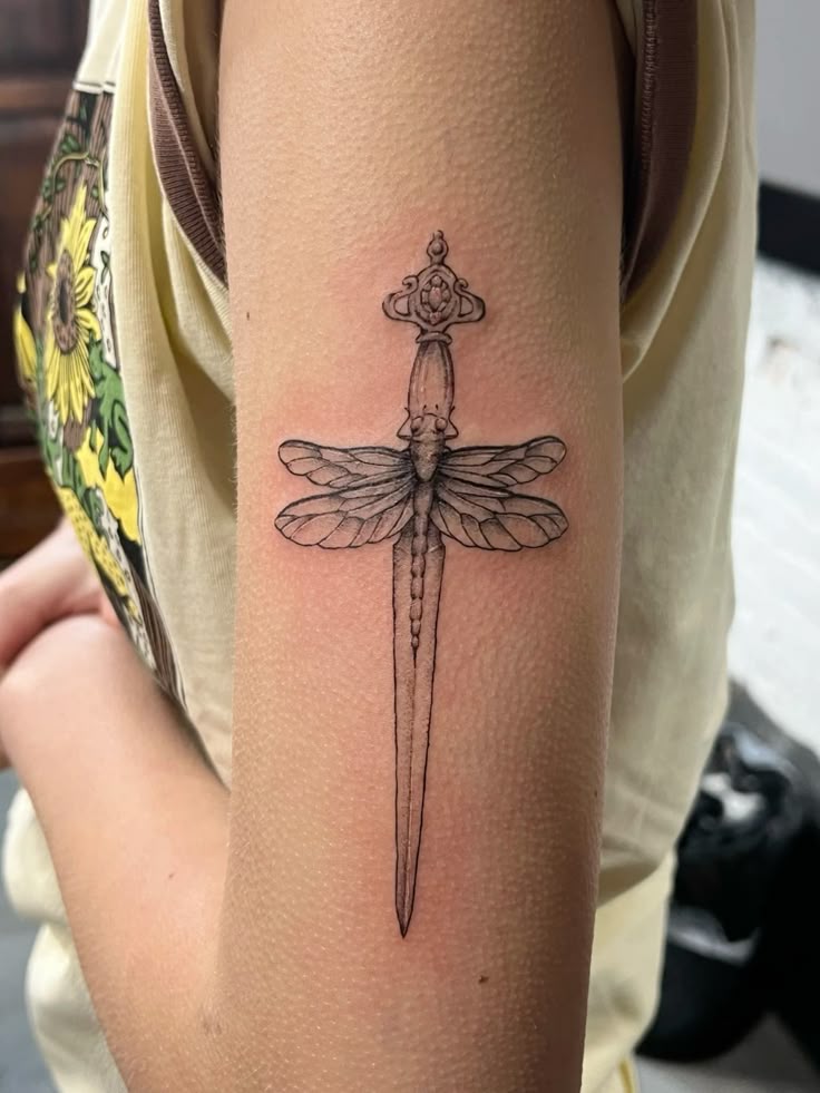 30 Dagger Tattoo Ideas 2025: Neotraditional, Fine Line, Gothic, Butterfly, Panther, Fantasy Designs