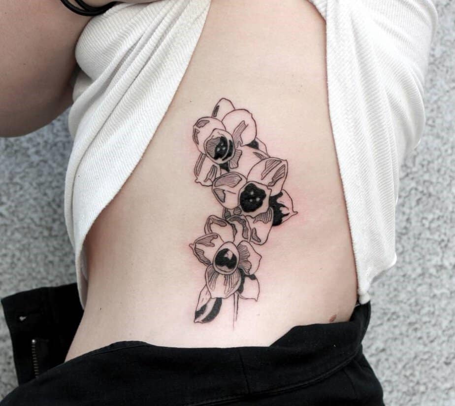 30 Daffodil Tattoo Ideas 2025: Fine Line, Traditional with Name, Birth Flower &#038; Neotraditional Design