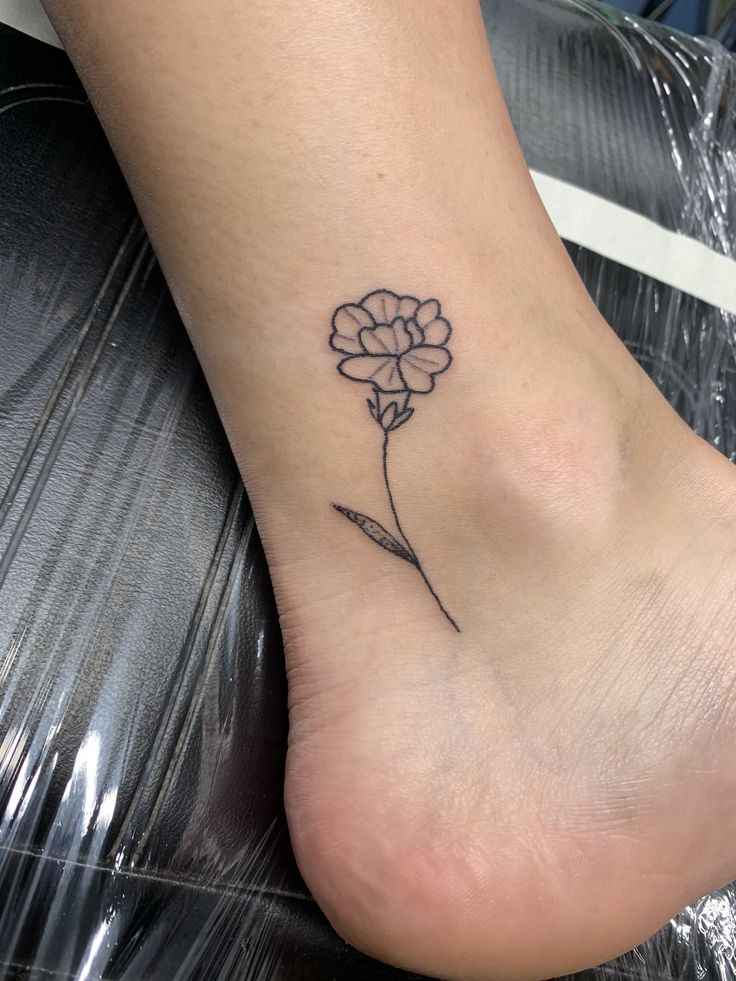 26 Marigold Tattoo Ideas 2025 for Every Style – Fineline, Realistic, Black and White, Traditional, and Color Designs