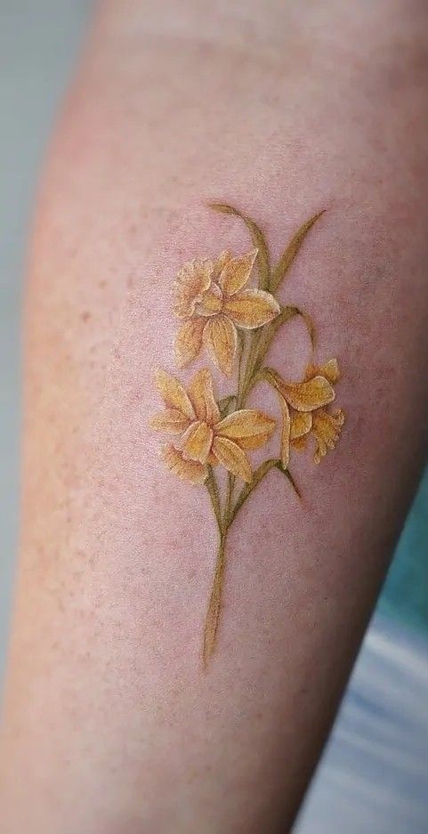 30 Daffodil Tattoo Ideas 2025: Fine Line, Traditional with Name, Birth Flower &#038; Neotraditional Design