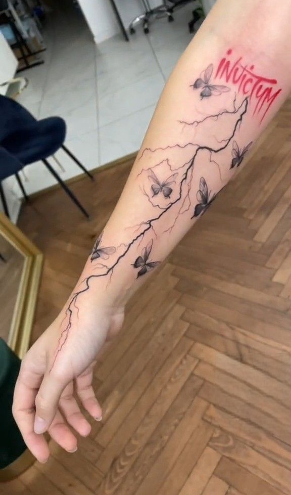 28 Lightning Tattoo Ideas 2025 for Men and Women: Arm, Shoulder, Chest, Hand, and Leg Designs