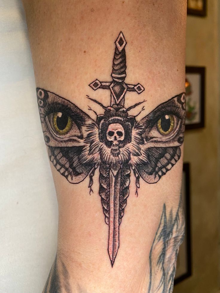 30 Dagger Tattoo Ideas 2025: Neotraditional, Fine Line, Gothic, Butterfly, Panther, Fantasy Designs