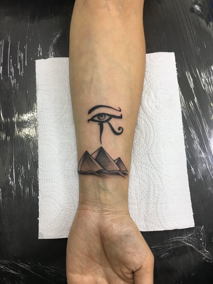 30 Eye of Horus Tattoo Ideas 2025: Design Meaning, Feminine &#038; Men Styles