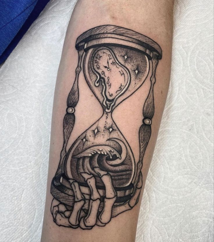 29 Hourglass Tattoo Ideas 2025 with Meaningful Designs for Men and Women — Minimalist, Feminine, Traditional