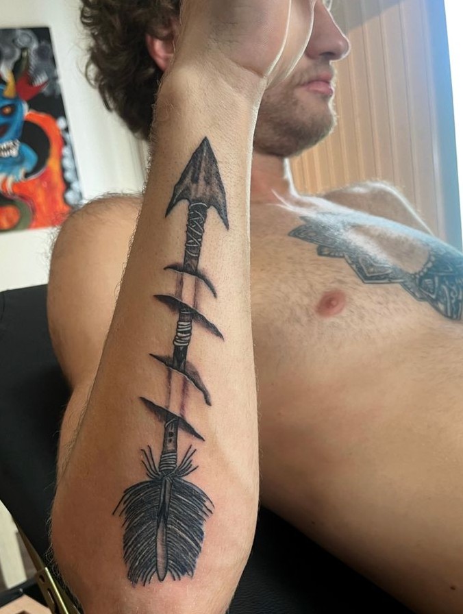 28 Arrow Tattoo Ideas 2025 for Women &#038; Men – Meaningful Designs &#038; Friendship Tattoos