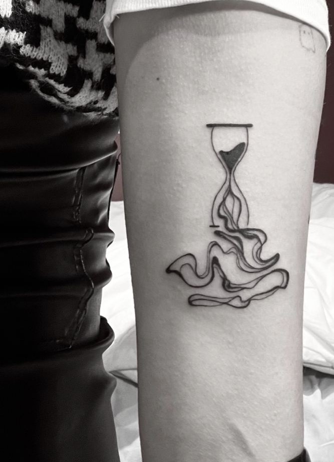 29 Hourglass Tattoo Ideas 2025 with Meaningful Designs for Men and Women — Minimalist, Feminine, Traditional