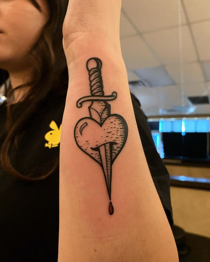 30 Dagger Tattoo Ideas 2025: Neotraditional, Fine Line, Gothic, Butterfly, Panther, Fantasy Designs