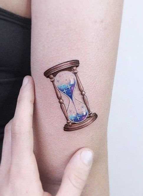 29 Hourglass Tattoo Ideas 2025 with Meaningful Designs for Men and Women — Minimalist, Feminine, Traditional
