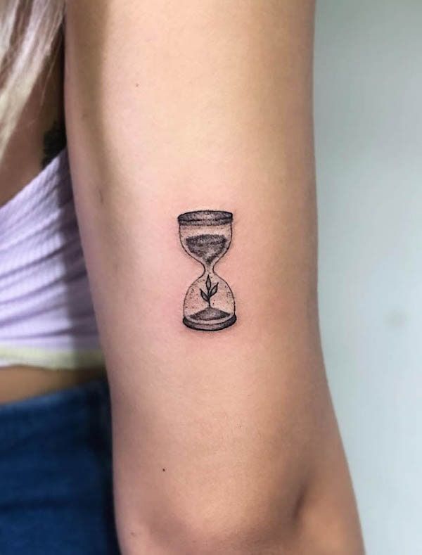 29 Hourglass Tattoo Ideas 2025 with Meaningful Designs for Men and Women — Minimalist, Feminine, Traditional