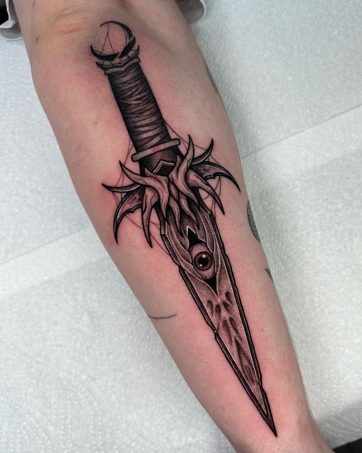 30 Dagger Tattoo Ideas 2025: Neotraditional, Fine Line, Gothic, Butterfly, Panther, Fantasy Designs