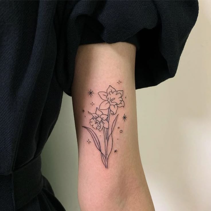 30 Daffodil Tattoo Ideas 2025: Fine Line, Traditional with Name, Birth Flower &#038; Neotraditional Design