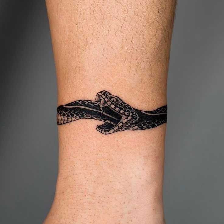 Wrist Tattoo Ideas 2025: 29 Designs for Women and Men, Fine Line, Tiny American Traditional Tattoos