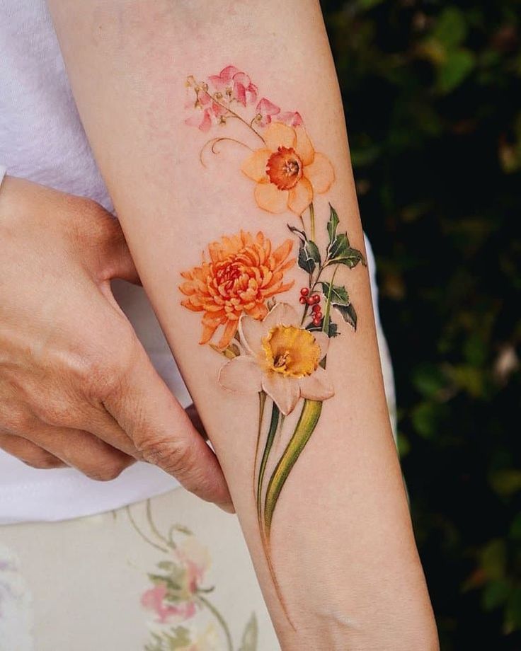 30 Daffodil Tattoo Ideas 2025: Fine Line, Traditional with Name, Birth Flower &#038; Neotraditional Design