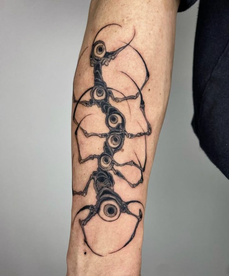 31 Centipede Tattoo Ideas 2025: Blackwork, Traditional, Tokyo Ghoul, Spider Lily, Skull, Giant Back