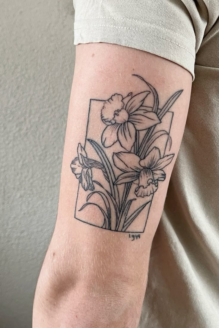 30 Daffodil Tattoo Ideas 2025: Fine Line, Traditional with Name, Birth Flower &#038; Neotraditional Design