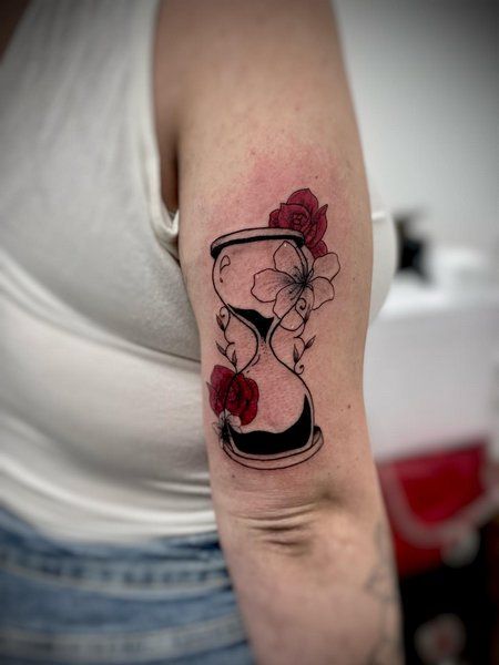 29 Hourglass Tattoo Ideas 2025 with Meaningful Designs for Men and Women — Minimalist, Feminine, Traditional