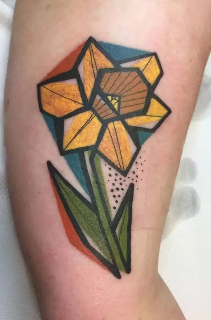 30 Daffodil Tattoo Ideas 2025: Fine Line, Traditional with Name, Birth Flower &#038; Neotraditional Design