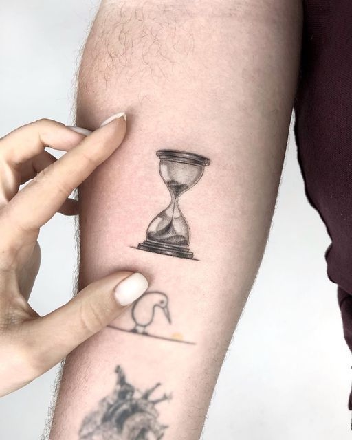 29 Hourglass Tattoo Ideas 2025 with Meaningful Designs for Men and Women — Minimalist, Feminine, Traditional
