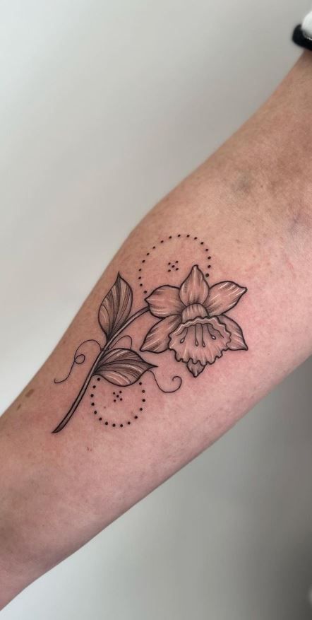30 Daffodil Tattoo Ideas 2025: Fine Line, Traditional with Name, Birth Flower &#038; Neotraditional Design