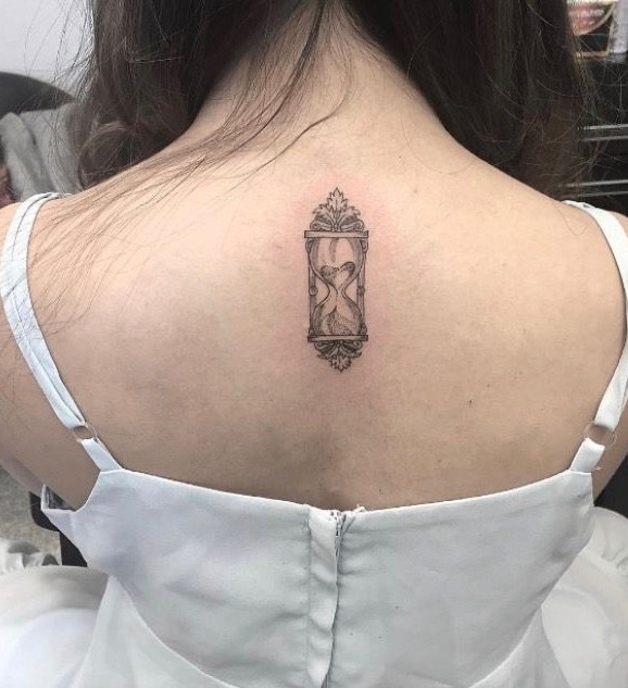 29 Hourglass Tattoo Ideas 2025 with Meaningful Designs for Men and Women — Minimalist, Feminine, Traditional