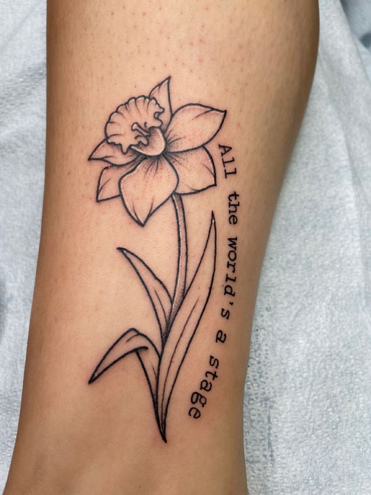 30 Daffodil Tattoo Ideas 2025: Fine Line, Traditional with Name, Birth Flower &#038; Neotraditional Design