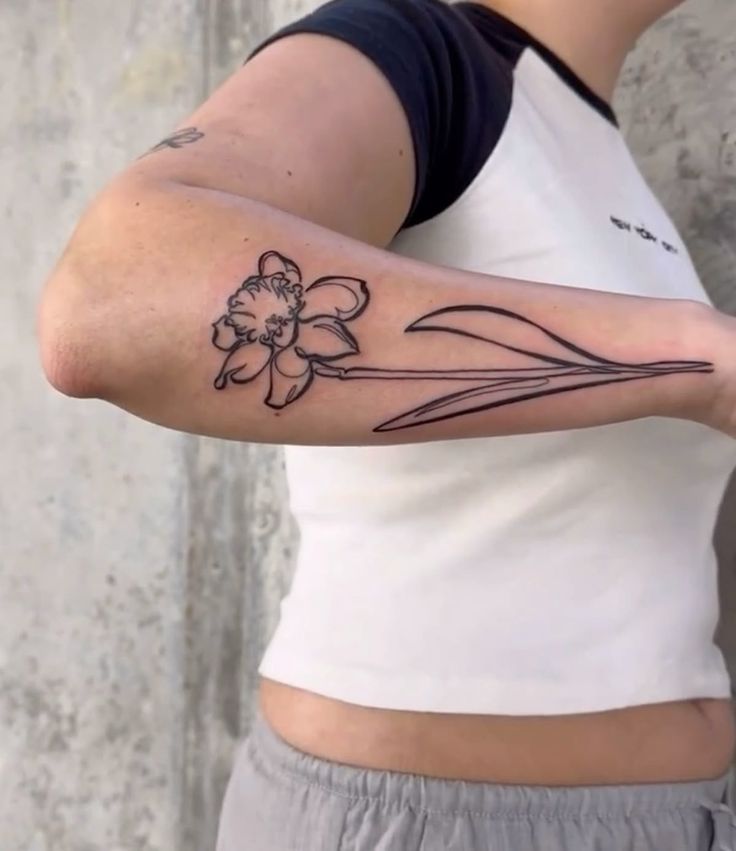 30 Daffodil Tattoo Ideas 2025: Fine Line, Traditional with Name, Birth Flower &#038; Neotraditional Design