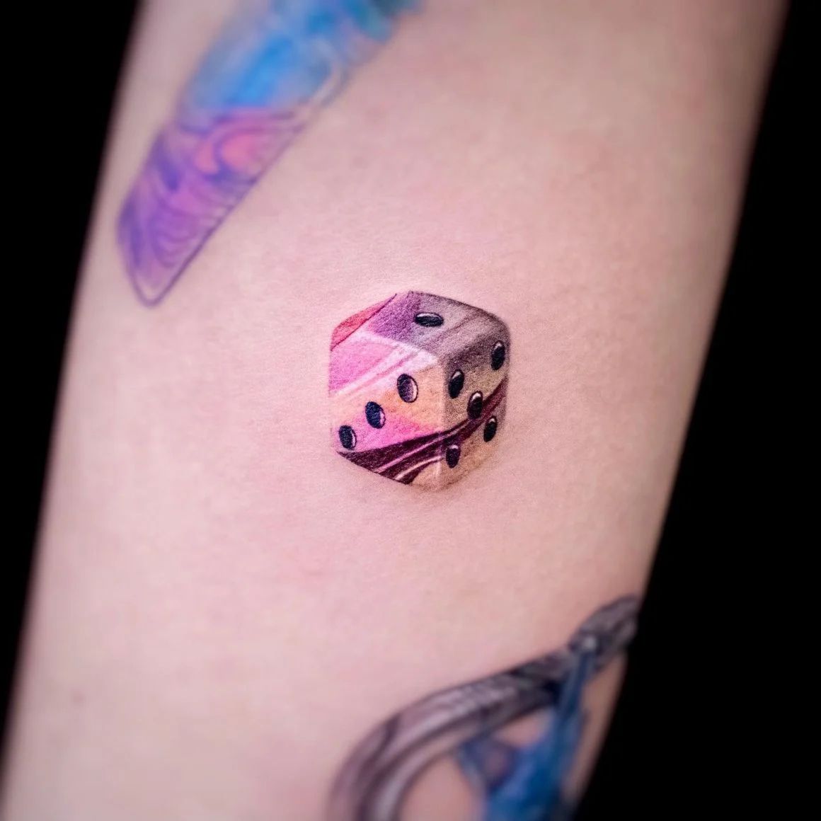 25 Dice Tattoo Ideas 2025 with Cool Flash Designs, Stencil Outlines &#038; Men’s Placement