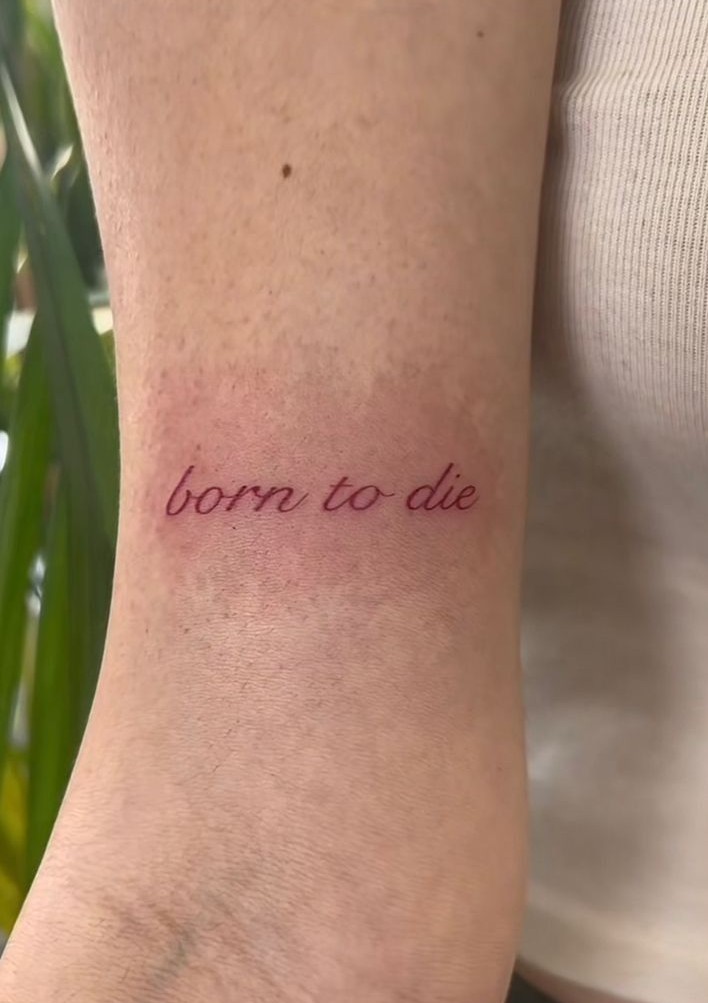 30 Born to Die Tattoo Ideas 2025: Aesthetic Lettering, Stomach and Collarbone Placement
