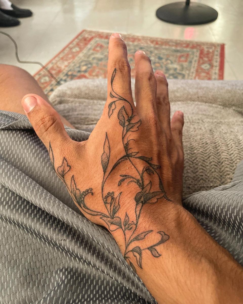 27 Leaf Tattoos 2025 Designs for Guys &#038; Girls – Fine line, Sleeve, Under breast &#038; Autumn ink Concepts