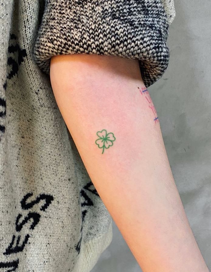 27 Leaf Tattoos 2025 Designs for Guys &#038; Girls – Fine line, Sleeve, Under breast &#038; Autumn ink Concepts