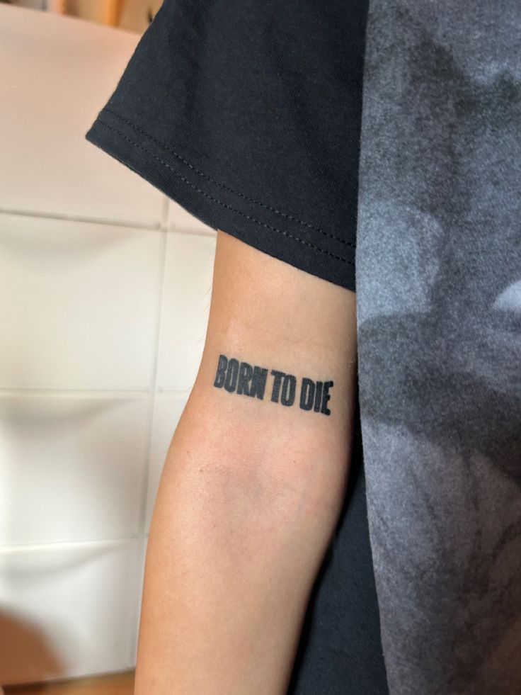 30 Born to Die Tattoo Ideas 2025: Aesthetic Lettering, Stomach and Collarbone Placement