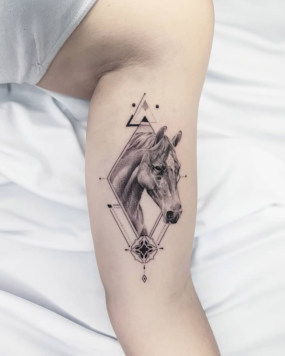Horse Tattoo 25 Ideas 2025 for Men &#038; Women – Wild Mustangs, Minimalist Designs, Fine Line Art
