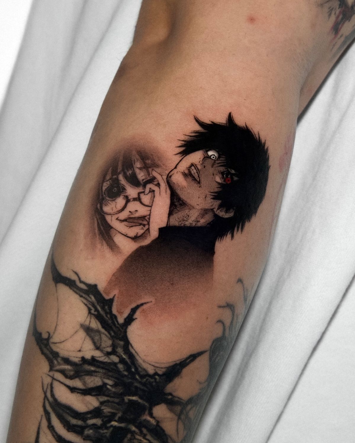 29 Tokyo Ghoul Tattoo Ideas 2025 – Kaneki Designs, Juuzou Ink, Centipede Tattoos, &#038; Spider Lily Florals