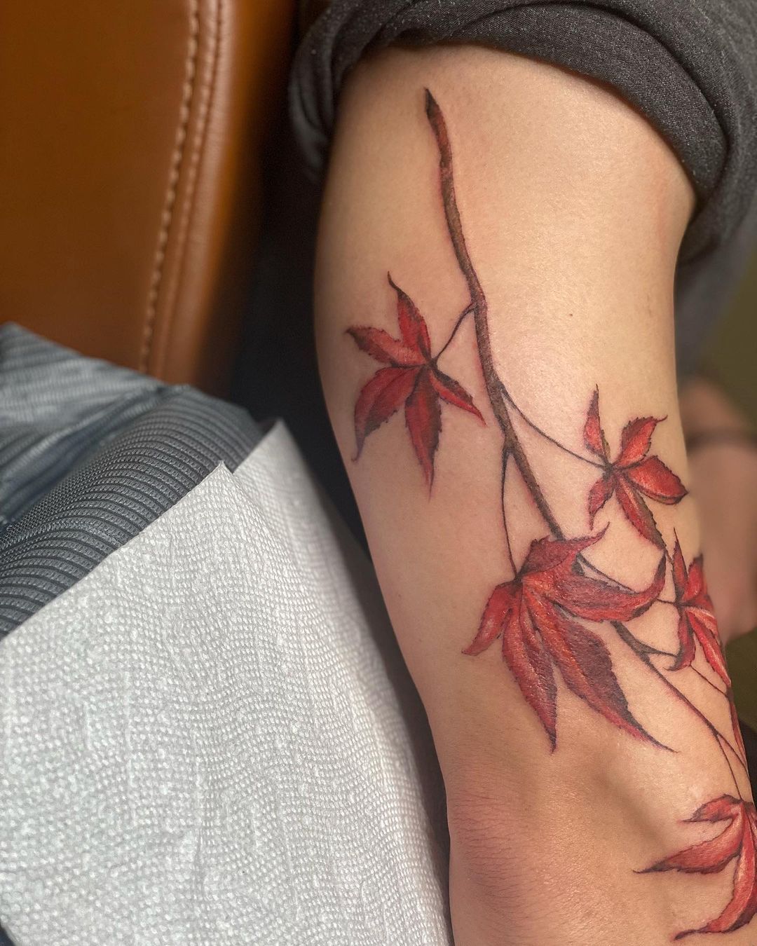 27 Leaf Tattoos 2025 Designs for Guys &#038; Girls – Fine line, Sleeve, Under breast &#038; Autumn ink Concepts