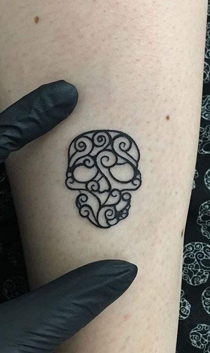 27 Sugar Skull Tattoo Designs for Women and Men 2025 – Color, Black &#038; White, Tiny