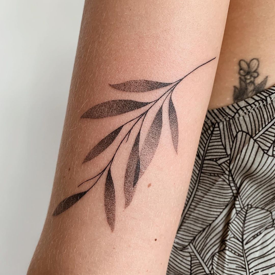 27 Leaf Tattoos 2025 Designs for Guys &#038; Girls – Fine line, Sleeve, Under breast &#038; Autumn ink Concepts