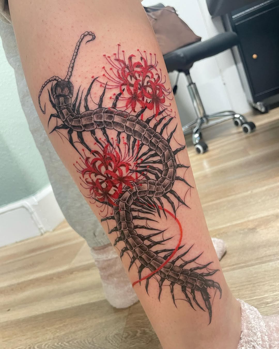 29 Tokyo Ghoul Tattoo Ideas 2025 – Kaneki Designs, Juuzou Ink, Centipede Tattoos, &#038; Spider Lily Florals