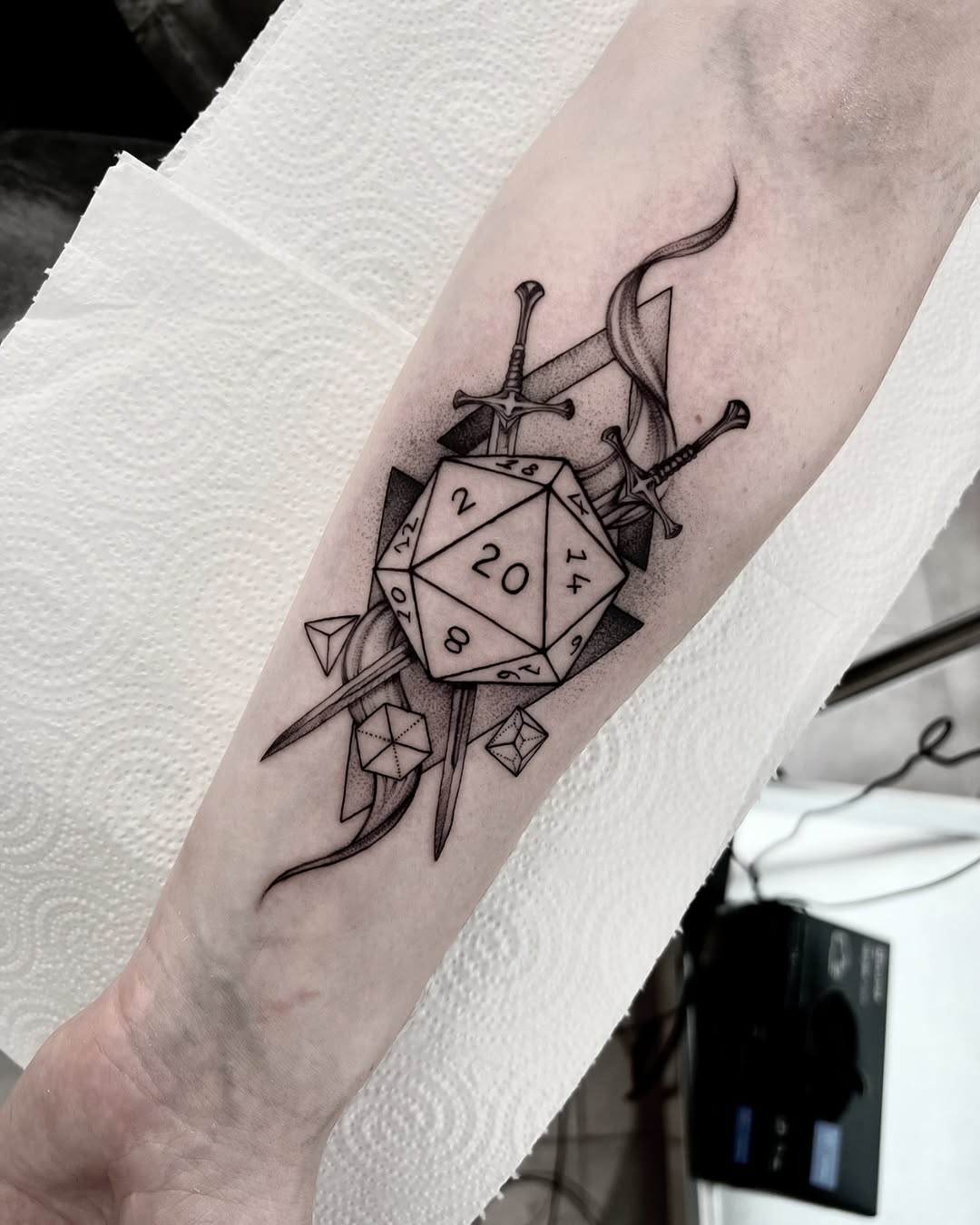 25 Dice Tattoo Ideas 2025 with Cool Flash Designs, Stencil Outlines &#038; Men’s Placement
