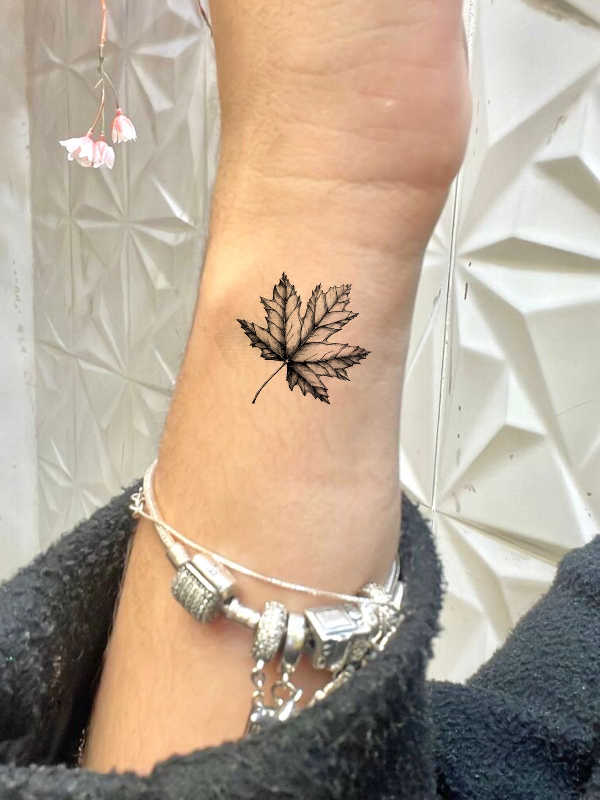 27 Leaf Tattoos 2025 Designs for Guys &#038; Girls – Fine line, Sleeve, Under breast &#038; Autumn ink Concepts