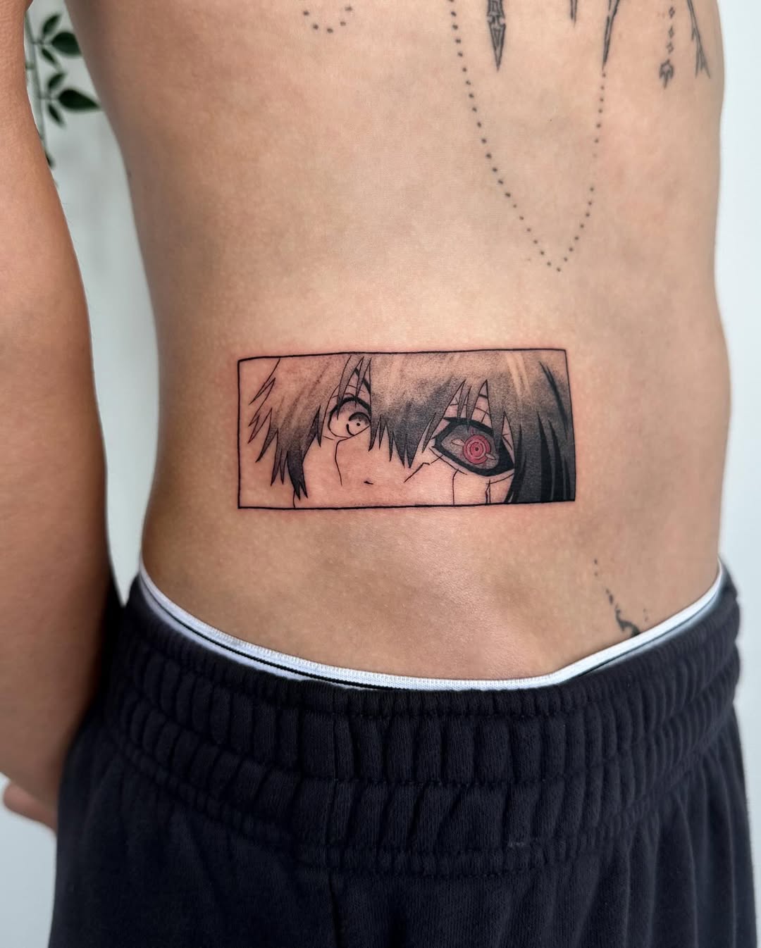 29 Tokyo Ghoul Tattoo Ideas 2025 – Kaneki Designs, Juuzou Ink, Centipede Tattoos, &#038; Spider Lily Florals