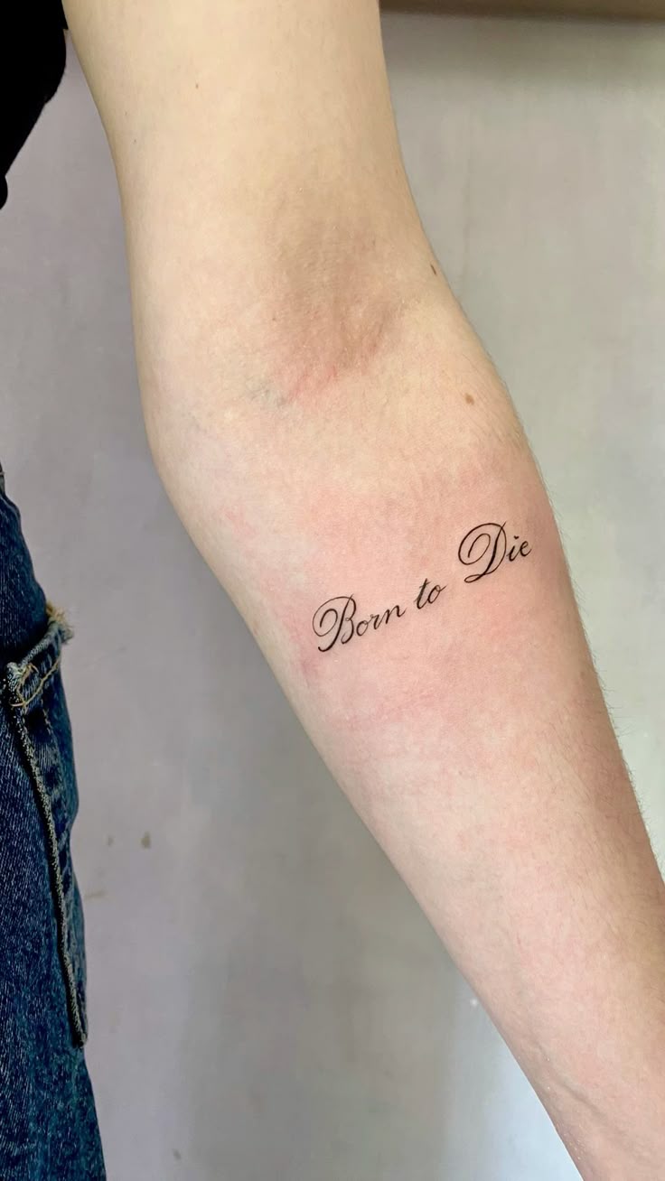 30 Born to Die Tattoo Ideas 2025: Aesthetic Lettering, Stomach and Collarbone Placement