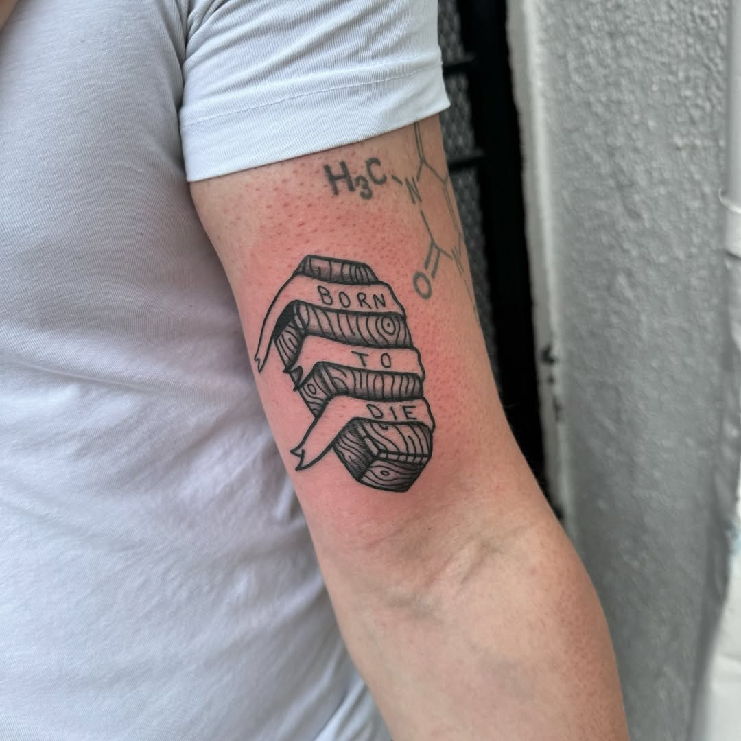 30 Born to Die Tattoo Ideas 2025: Aesthetic Lettering, Stomach and Collarbone Placement