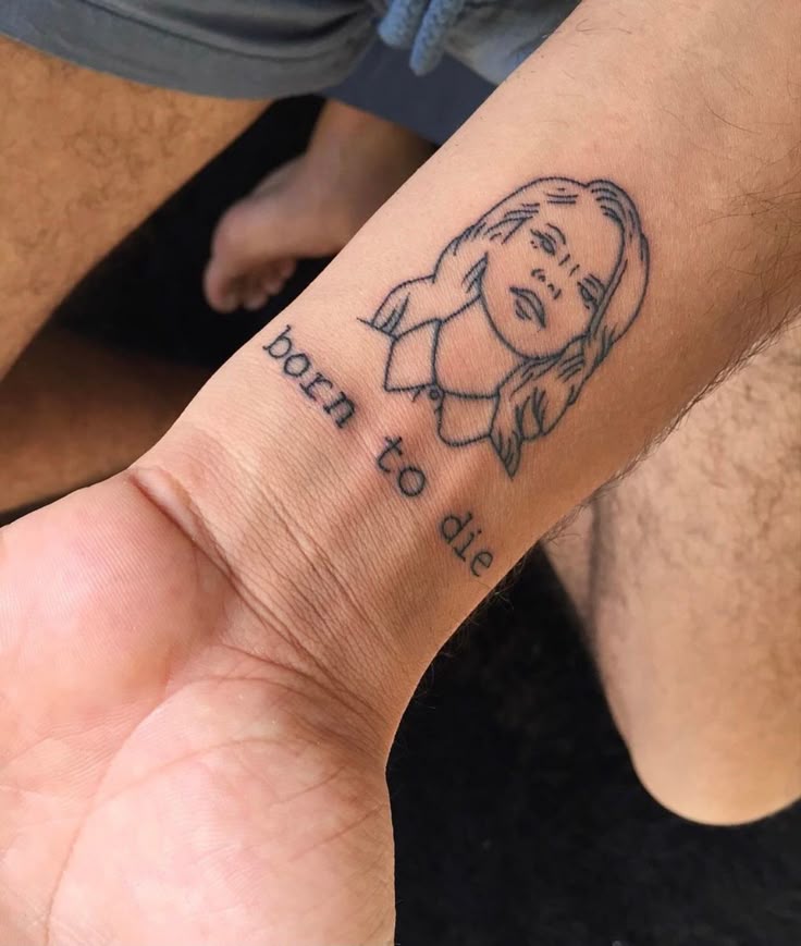 30 Born to Die Tattoo Ideas 2025: Aesthetic Lettering, Stomach and Collarbone Placement