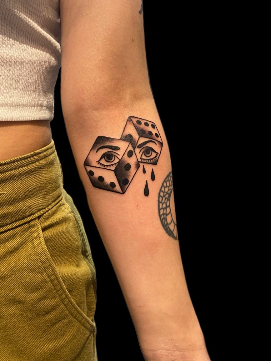 25 Dice Tattoo Ideas 2025 with Cool Flash Designs, Stencil Outlines &#038; Men’s Placement