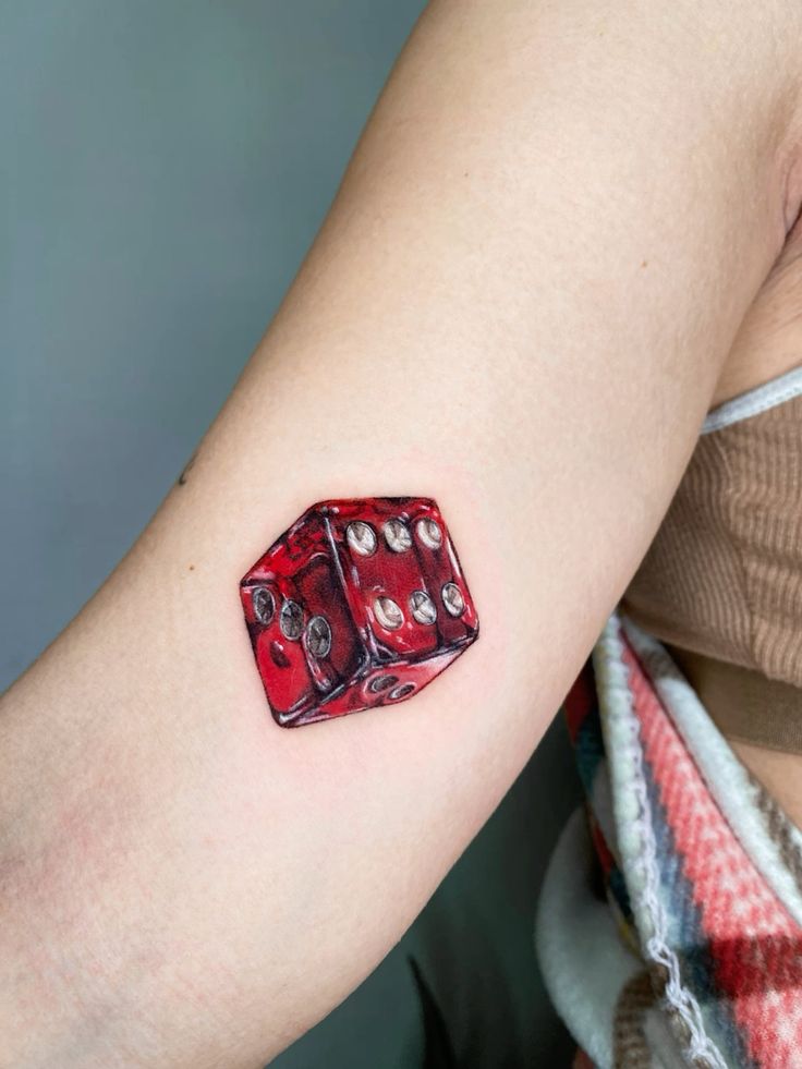 25 Dice Tattoo Ideas 2025 with Cool Flash Designs, Stencil Outlines &#038; Men’s Placement