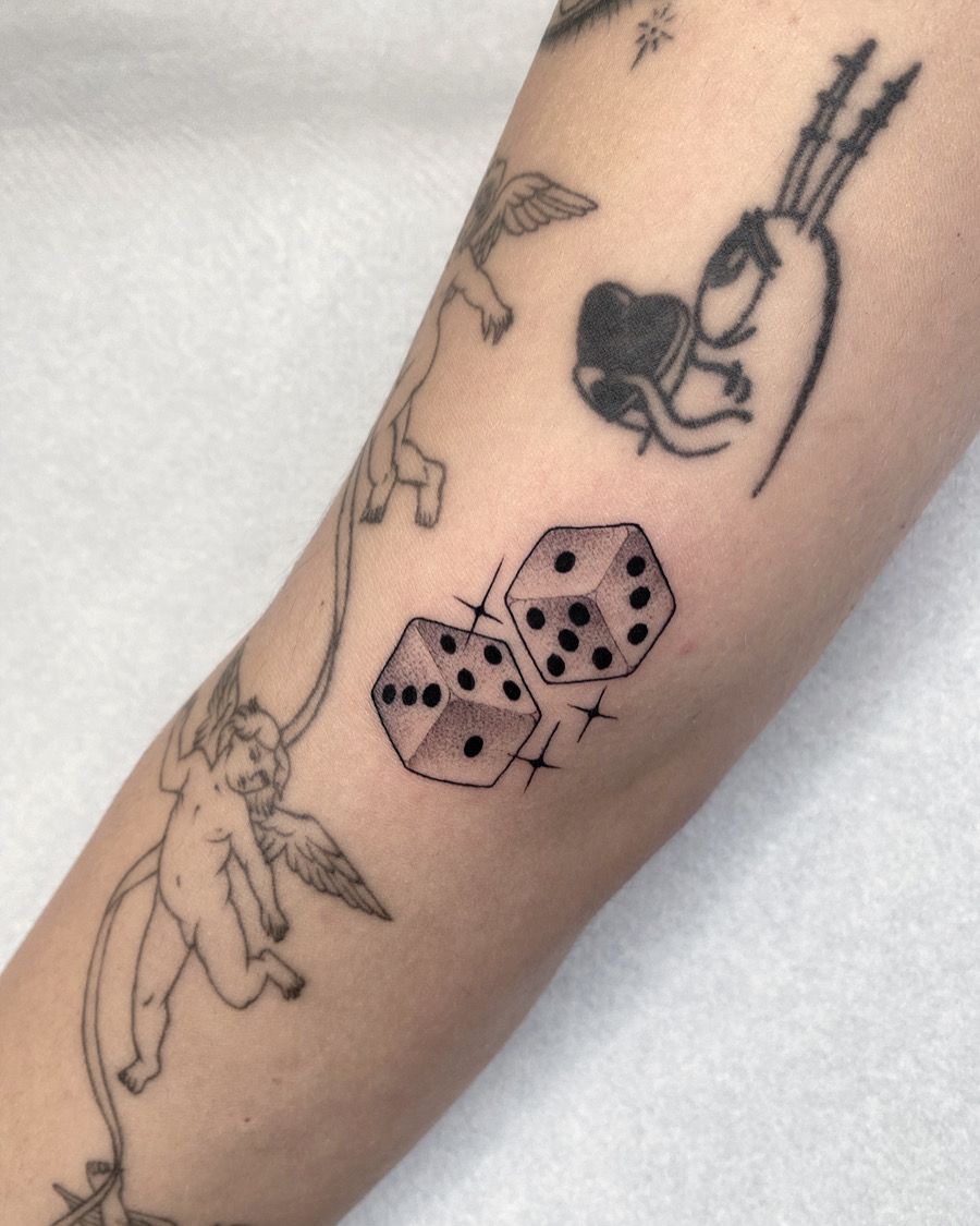 25 Dice Tattoo Ideas 2025 with Cool Flash Designs, Stencil Outlines &#038; Men’s Placement