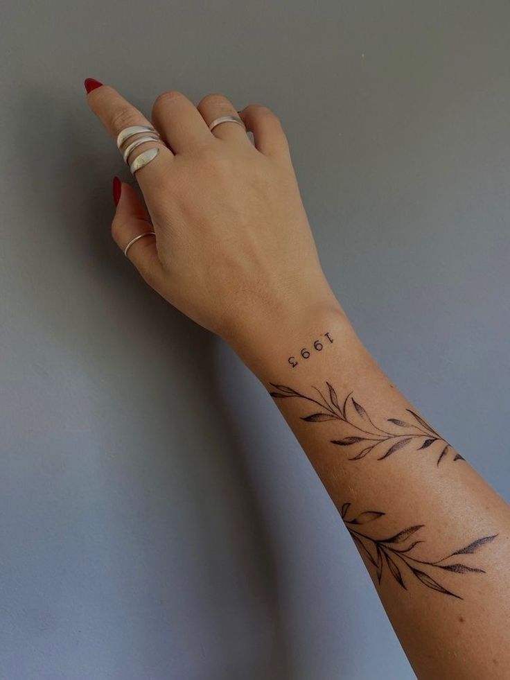 27 Leaf Tattoos 2025 Designs for Guys &#038; Girls – Fine line, Sleeve, Under breast &#038; Autumn ink Concepts